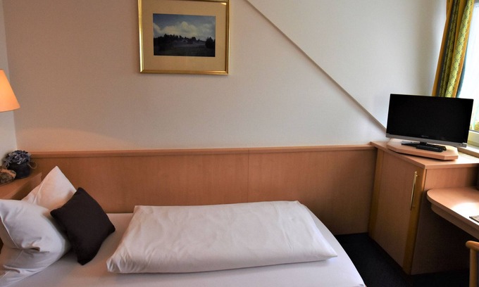Albstadt Apartment | Cozy Einzelzimmer ALB-Trauf with Spa & Breakfast Options