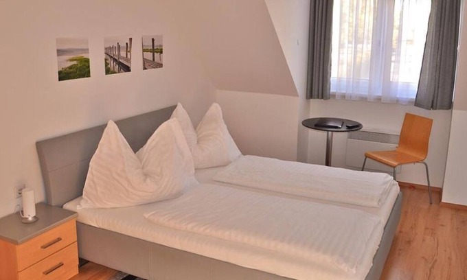 Rust Bed & Breakfast | Cozy Einzelzimmer mit Du/wc at Hotel am See Rust