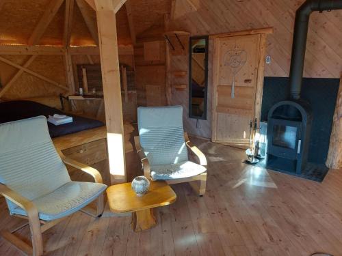 Sundlauenen House | Unique Wooden Cabin: Family & Pet Friendly Retreat