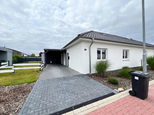 Gross Ilsede House | Einzigartiger Neubau-Bungalow - Luxus-Küche, große Terrasse mit Garten - Perfekt für Familie und Gruppen