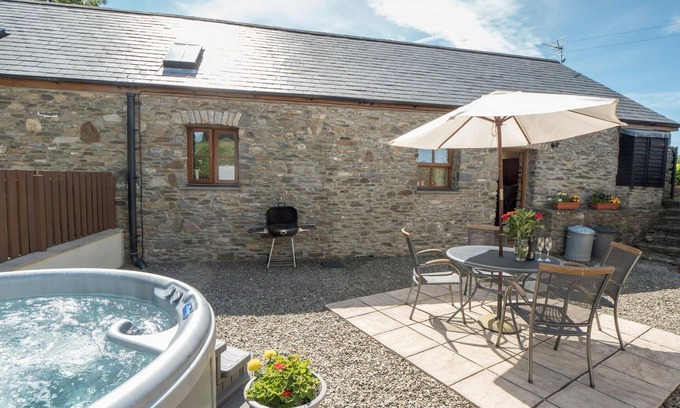Llanrhystyd Cottage | Pet-Friendly Eirlys: Cozy Two Bedroom House with Hot Tub