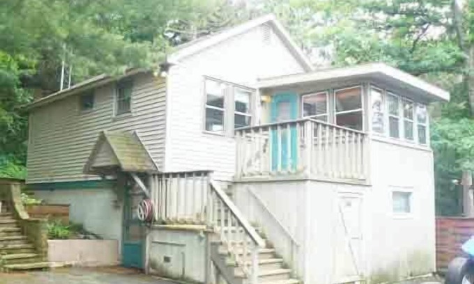 Lake Delton Cottage | Charming Eischen Cottage 1 with Lake View & Breakfast