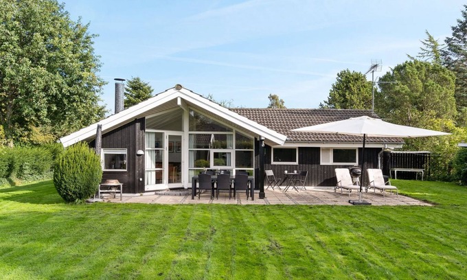 Hornbaek House | Cozy "Eivor" - Steps from the Beach with Stunning Views