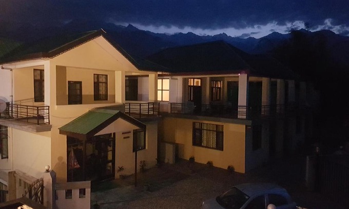 Palampur Bed & Breakfast | Discover EKAANT HOMES: Family-Friendly Dhouladhar Suite