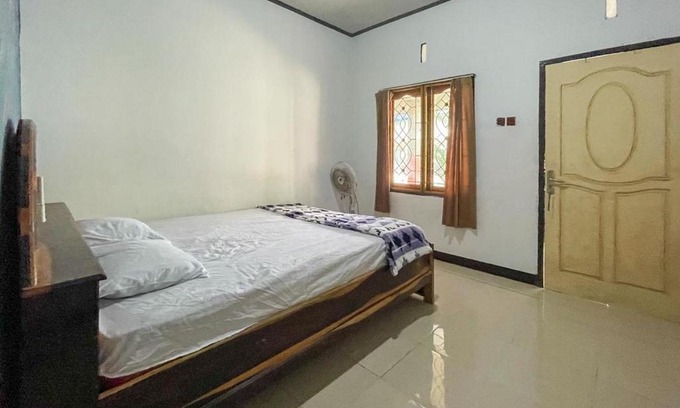Jerowaru House | Relax at Ekas Beach Guesthouse with Oceanfront Views