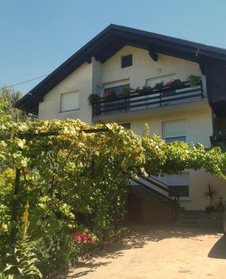 Lipsenj Apartment | Discover Eko kmetija Gerbec: Pet-Friendly Retreat with Breakfast