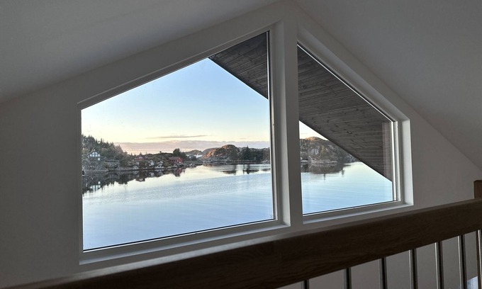 Selbjorn House | Exclusive Rorbu Havblikk 2 with Spa and Pet-Friendly Amenities