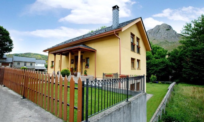 Quintanilla De Babia House | Discover El Aposento De Babia: Child-Friendly Retreat