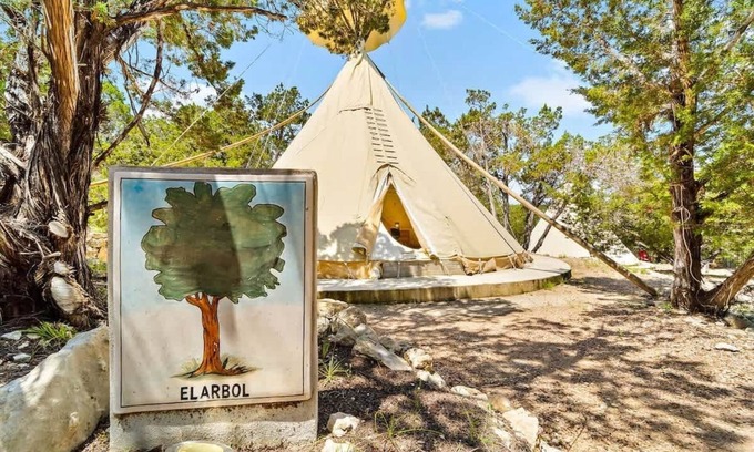 Dripping Springs House | Pet-Friendly Tipi Arbol with Pool & AC in La Fortuna