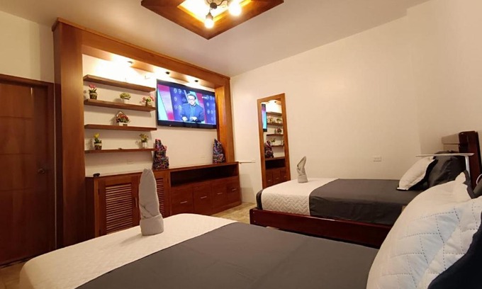 Puerto Ayora Hotel | Discover El Arco de Darwin: Guest Rated 9/10 with Kitchen