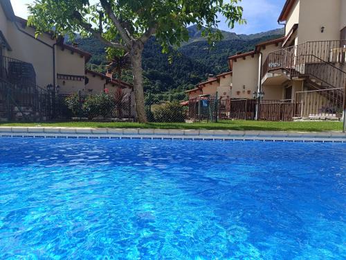 Mijares Apartment | Experience El Balcón Panorámico del Tiétar: Pool & Family-Friendly
