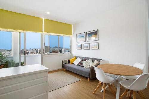 Vegueta Apartment | Experience El Balcón de Triana: Pet & Child Friendly Stay