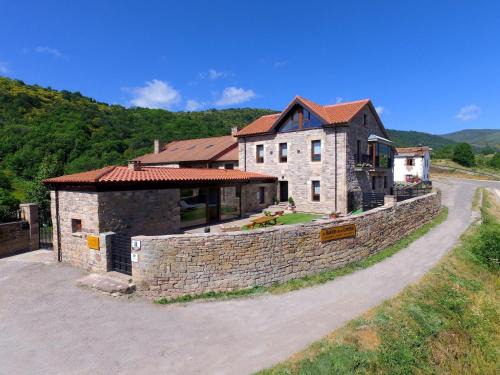 Hermandad de Campoo de Suso Apartment | Relax at El Balcon De La Lomba - 4-Star Pet-Friendly Retreat