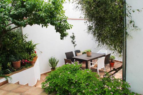 Cazalla De La Sierra House | Experience El Barranquillo: Family-Friendly with a Pool