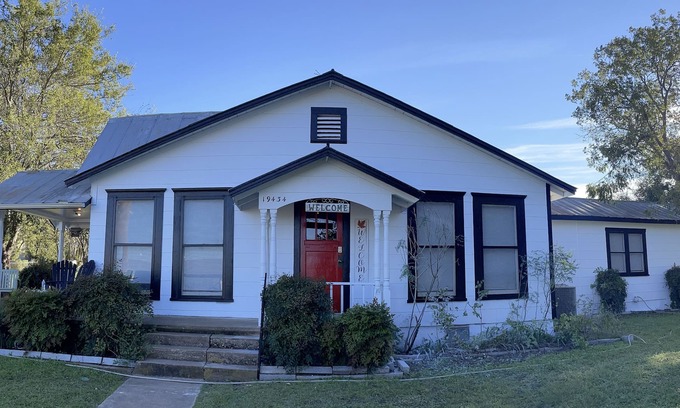 Castell House | Relax at “El Castellito” by the Llano River - 10/10 Rated
