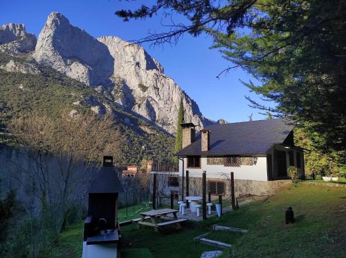 Cillorigo de Liebana House | El Chalet de la Poza: Oceanfront Views & Pet-Friendly Stay