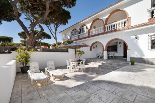 Chiclana de la Frontera Villa | El Chozo: 4-Star Excellence with Pool & Family-Friendly Fun