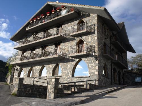 Larres Hotel | Discover El Churrón: Family-Friendly with Top Amenities