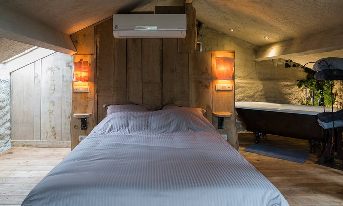 Erezee Cottage | Romantic Retreat at El Clandestino - Spa & Hot Tub Bliss