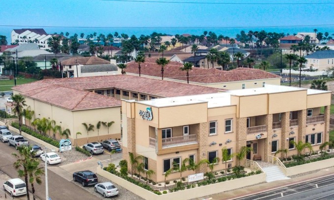 South Padre Island Hotel | Relax at El Delfín Lodge with Oceanfront Views & Pool