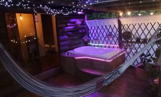 Villa Hermosa Cabin | Cozy El Diamante Magic Night Cabin with Hot Tub & Fireplace