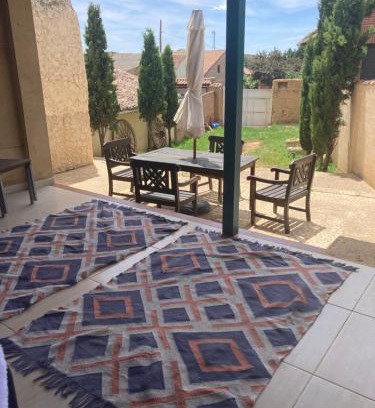 Grajal de Campos House | Discover El Encanto de un Pueblo: Pet & Family Friendly Stay