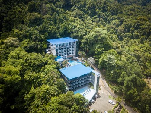 Manuel Antonio Hotel | Beachfront Escape at El Faro Containers Hotel with Pool & Views