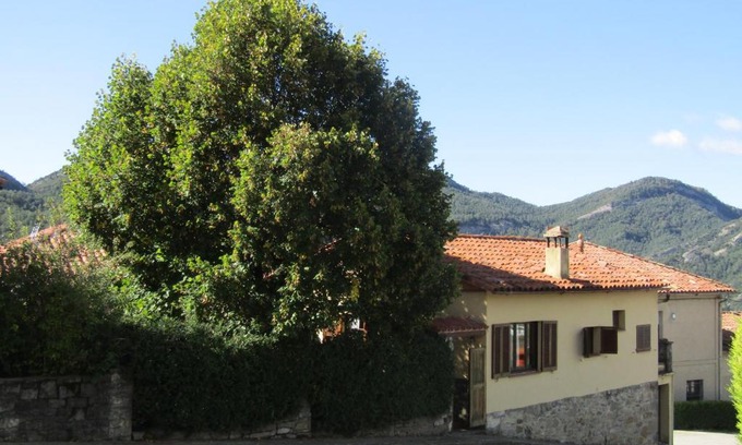 Borreda House | Discover Comfort at El Jardinet - Pet and Child Friendly