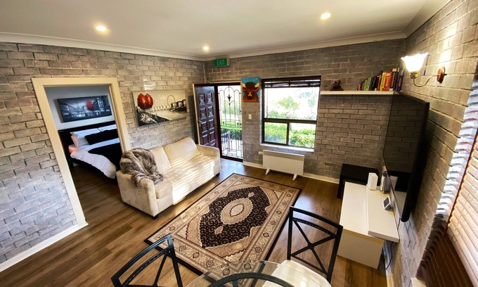 Ironbank House | Welcoming El Kadera - Cozy Flat with Hot Tub in Adelaide Hills