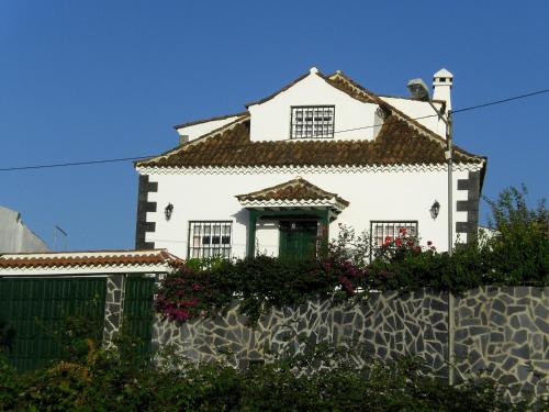 Las Rosas House | Discover Family-Friendly Comfort at El Lagar de Piedra