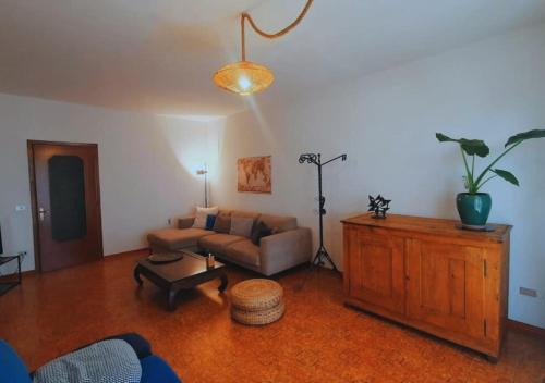 Colà Di Lazise Apartment | Oceanfront El Lugo Apartment with Pet-Friendly Amenities