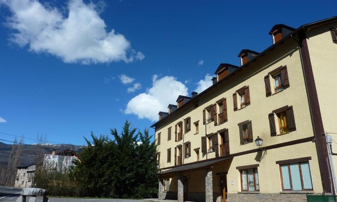 Castejon de Sos Apartment | Discover El Molino: Highly Rated with Pool & Pet Friendly