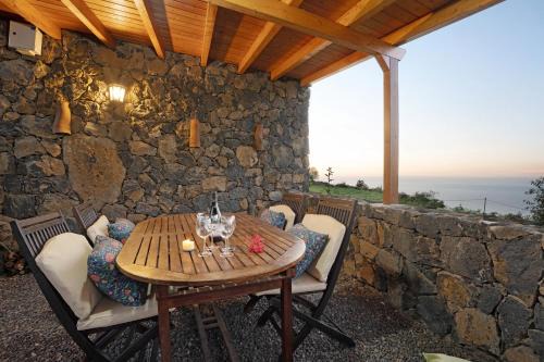 Las Rosas House | Pet-Friendly El Nogal: Guest Rated 9.5/10 for Families