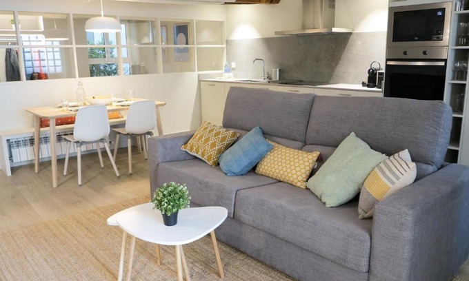 Pamplona City Centre Apartment | Discover El Oasis de la Estafeta: 4-Star Guest Favorite