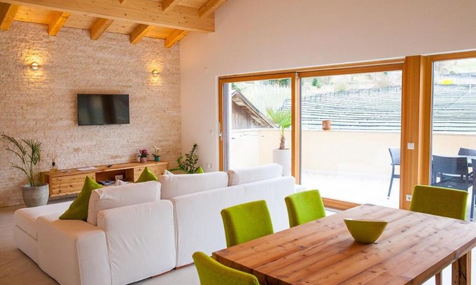 Naturno Apartment | Experience El Paradiso: Family-Friendly with Pool & Dining