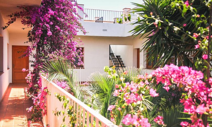 Vilamaniscle Apartment | Family-Friendly El Penell Apartament Ponent with Great Ratings