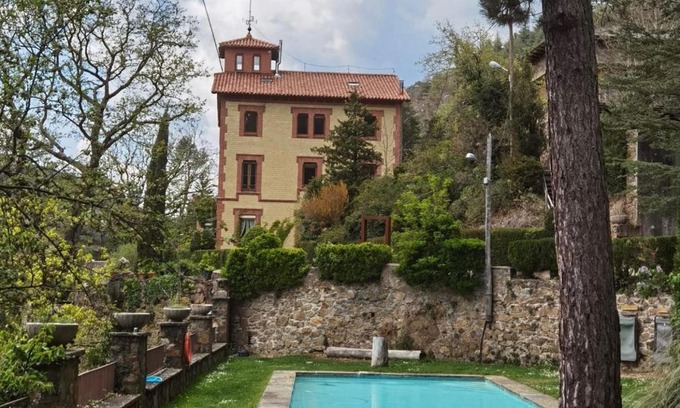 Ribes De Freser Apartment | Pet-Friendly Petit Estudi with Pool and Oceanfront Views