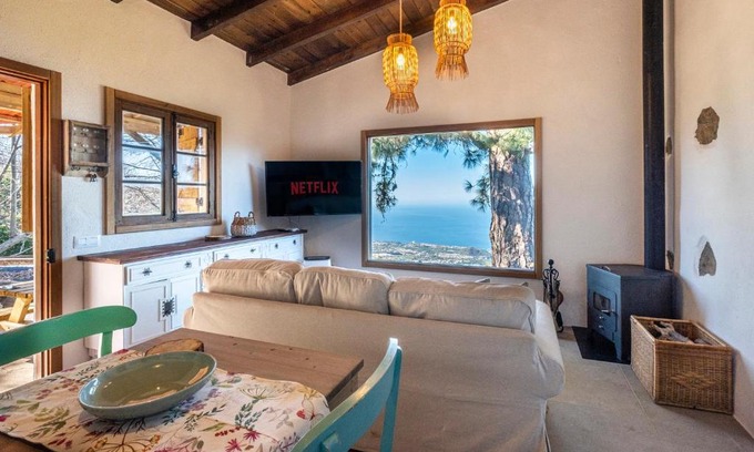 La Orotava Ski Chalet | El Pino Centenario: Family-Friendly Retreat with High Ratings