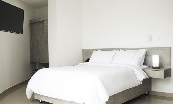 Laureles - Estadio Hotel | Top-Rated El Portón de San Joaquin with Hot Tub & Breakfast