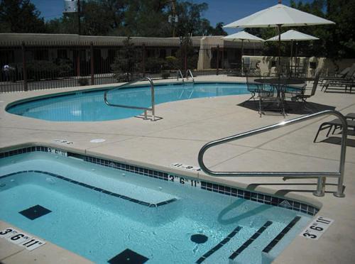 Taos Hotel | Pet-Friendly El Pueblo Lodge with Ocean Views & Hot Tub