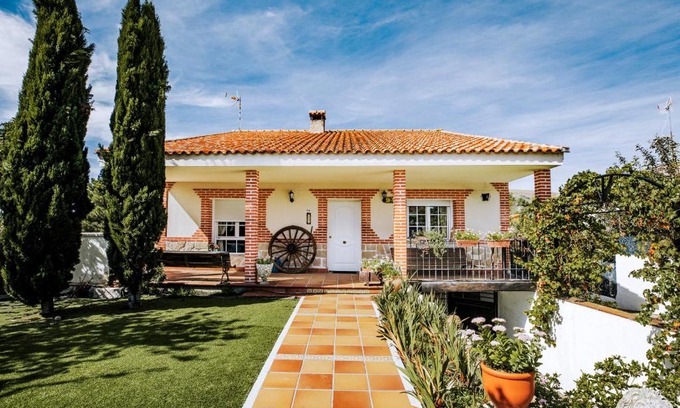El Barraco House | Relax at El Rancho Gómez: Poolside Chalet in Ávila