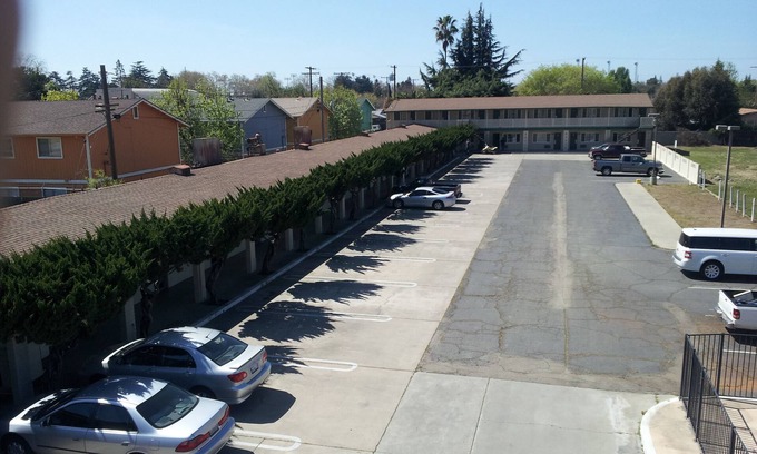 Lodi Hotel | Budget-Friendly El Rancho Motel with Family Amenities