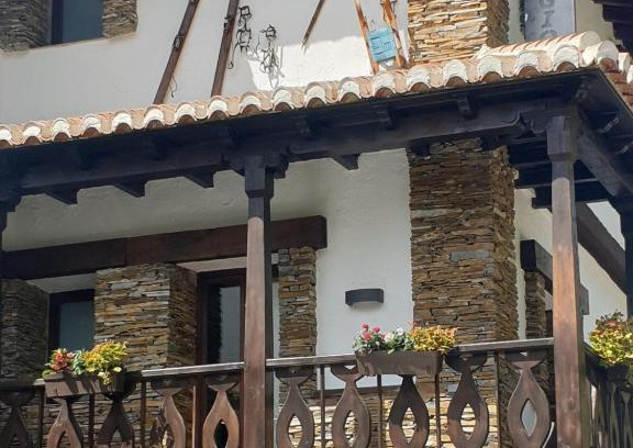 Pinos Genil Hotel | Discover El Refugio: Family-Friendly Retreat with Top Reviews