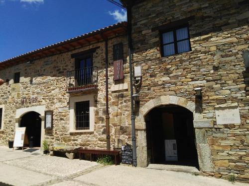 Rabanal del Camino Hotel | Pet-Friendly Getaway at El Refugio Hostería - 8.9/10 Rated