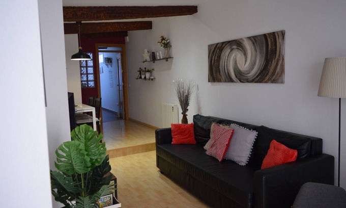 Old Town Apartment | Cozy El Rincón De Ale: Child-Friendly Apartment with Breakfast