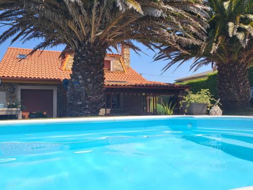 Malpica de Bergantinos House | Beachfront Chalet: Pet Friendly with Pool & 10/10 Rating