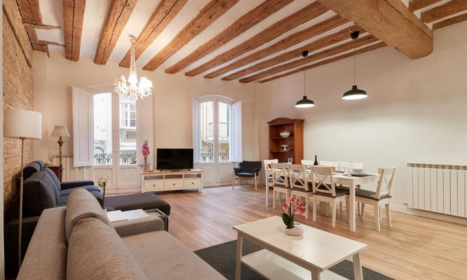 Pamplona City Centre Apartment | Discover El Roblón de la Estafeta: 4-Star Family Retreat