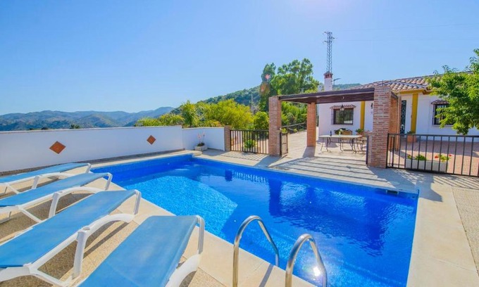 Colmenar House | Relaxing Family Getaway at El Romo Colmenar by Ruralidays