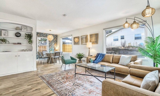 Broadmoor House | Pet-Friendly El Sereno Ascent: Rated 10/10 for Comfort