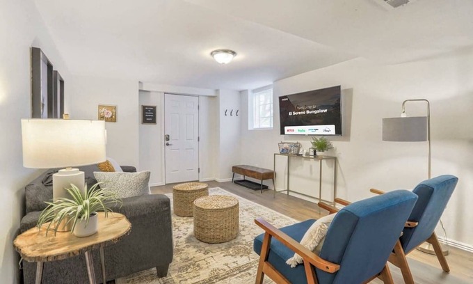 Broadmoor Apartment | Pet-Friendly El Sereno Bungalow with Kitchen & Breakfast